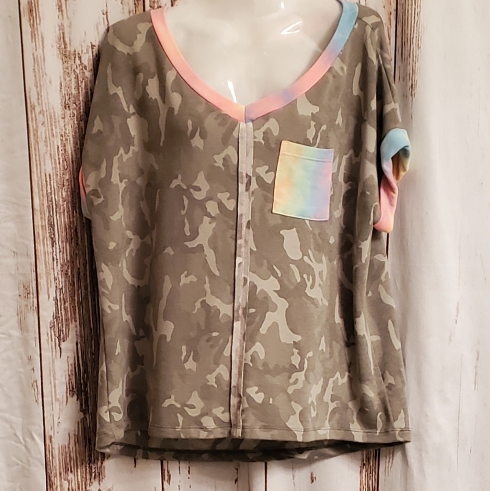 🌹5/$25 White Birch camo and tie-dyed v-neck Size small